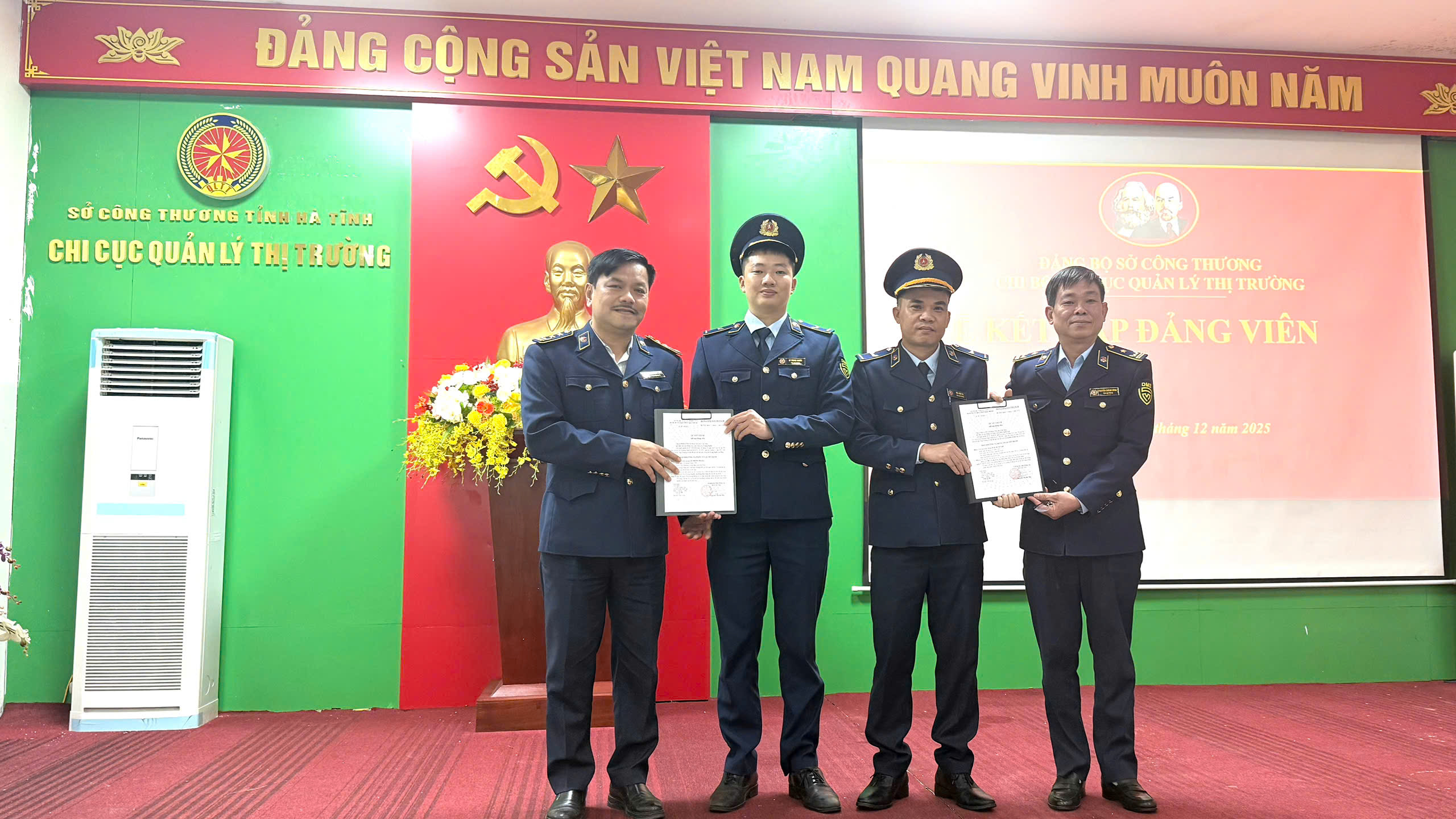 Chi bộ Chi cục QLTT tỉnh Hà Tĩnh tổ chức lễ kết nạp đảng viên mới